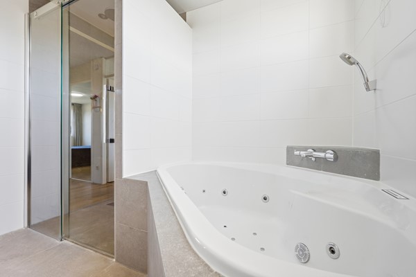 Bathroom 4.jpg